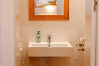 A bathroom at T1· Family Getaway 50m from the Beach