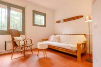A seating area at T1· Family Getaway 50m from the Beach