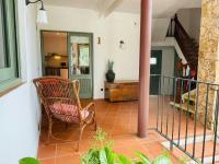 A seating area at T1· Family Getaway 50m from the Beach