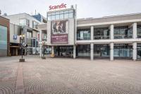 una calle vacía frente a un centro comercial en Scandic Lahti City, en Lahti