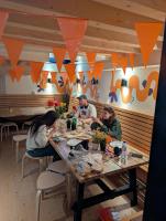 eine Gruppe von Menschen, die an einem Tisch in einem Restaurant sitzen in der Unterkunft Onefam Amstel in Amsterdam