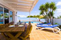 Bazén v ubytování Lovely Los Mojones Villa Casa Jasmine Heated Pool Short Walk To Beach Puerto Del Carmen nebo v jeho okolí