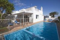 Bazén v ubytování Lovely Los Mojones Villa Casa Jasmine Heated Pool Short Walk To Beach Puerto Del Carmen nebo v jeho okolí