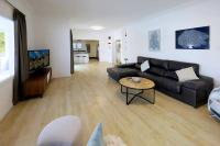 Telewizja i/lub zestaw kina domowego w obiekcie Luxury Puerto Calero Villa Casa Nublo 3 Bedrooms Private Pool Terrace With Seaviews Lanzarote