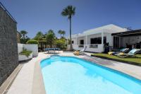 Basen w obiekcie Luxury Puerto Calero Villa Casa Nublo 3 Bedrooms Private Pool Terrace With Seaviews Lanzarote lub w pobliżu