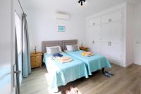 Łóżko lub łóżka w pokoju w obiekcie Luxury Puerto Calero Villa Casa Nublo 3 Bedrooms Private Pool Terrace With Seaviews Lanzarote