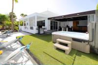 Basen w obiekcie Luxury Puerto Calero Villa Casa Nublo 3 Bedrooms Private Pool Terrace With Seaviews Lanzarote lub w pobliżu