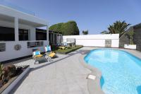 Basen w obiekcie Luxury Puerto Calero Villa Casa Nublo 3 Bedrooms Private Pool Terrace With Seaviews Lanzarote lub w pobliżu