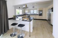 Kuchnia lub aneks kuchenny w obiekcie Luxury Puerto Calero Villa Casa Nublo 3 Bedrooms Private Pool Terrace With Seaviews Lanzarote