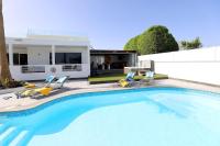 Basen w obiekcie Luxury Puerto Calero Villa Casa Nublo 3 Bedrooms Private Pool Terrace With Seaviews Lanzarote lub w pobliżu