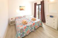Łóżko lub łóżka w pokoju w obiekcie Salmarina Bungalows