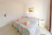 Łóżko lub łóżka w pokoju w obiekcie Salmarina Bungalows