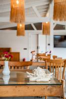 een eettafel met een vaas met bloemen erop bij Zaena Hotel Alaçatı in Alacati