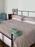 A bed or beds in a room at Palazzo 1500 Frescobaldi - Piano nobile x 5 - A Casa di Alfonso