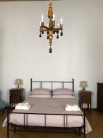 A bed or beds in a room at Palazzo 1500 Frescobaldi - Piano nobile x 5 - A Casa di Alfonso