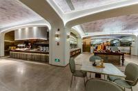 um restaurante com mesa e cadeiras e um balcão em Mercure Shenzhen Nanshan em Shenzhen