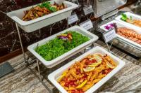 um bufê de diferentes tipos de comida em bandejas em Mercure Shenzhen Nanshan em Shenzhen