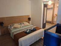 Logement intéressantにあるベッド