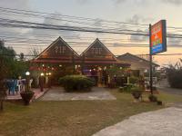 ein Geschäft mit einem Schild mit der Aufschrift „Rip Top“ in der Unterkunft Khaolak Beachhouse Kelolo in Khao Lak