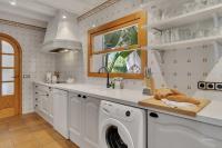 Kuchyň nebo kuchyňský kout v ubytování Villa Enri Villa y Casita con Piscina y Jacuzzi