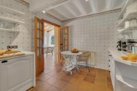 Kuchyň nebo kuchyňský kout v ubytování Villa Enri Villa y Casita con Piscina y Jacuzzi
