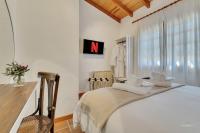 TV a/nebo společenská místnost v ubytování Villa Enri Villa y Casita con Piscina y Jacuzzi