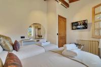 Postel nebo postele na pokoji v ubytování Villa Enri Villa y Casita con Piscina y Jacuzzi