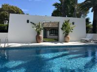 Bazén v ubytování Villa Enri Villa y Casita con Piscina y Jacuzzi nebo v jeho okolí