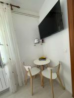 アパートメンツ ＆ ルーム ニーナにあるテレビまたはエンターテインメントセンター
