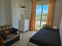 Postel nebo postele na pokoji v ubytování 3 bedrooms with pool & parking, close to sea and Gibraltar