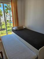 Postel nebo postele na pokoji v ubytování 3 bedrooms with pool & parking, close to sea and Gibraltar