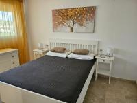 Postel nebo postele na pokoji v ubytování 3 bedrooms with pool & parking, close to sea and Gibraltar