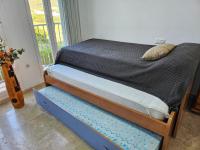 Postel nebo postele na pokoji v ubytování 3 bedrooms with pool & parking, close to sea and Gibraltar