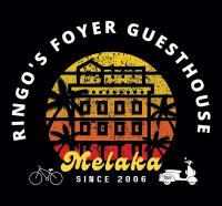 una señal para un hotel con una foto de un edificio en Ringo&#39;s Foyer, en Melaka