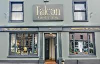 Un escaparate de una tienda con un letrero en él en Falcon Hotel, en Carmarthen