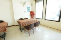 Un comedor con mesa y sillas en Hotel Aagam Executive, en Aurangabad