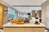 Una panadería con un mostrador con comida. en 柏曼酒店芜湖高铁站店, en Wuhu