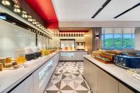 Una gran cocina con una barra con comida. en 柏曼酒店芜湖高铁站店, en Wuhu