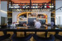 um bar num restaurante com pessoas sentadas nele em LIMNI Boutique Experience Evia em Límni