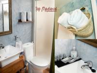 A bathroom at Apartamentos Top Medieval