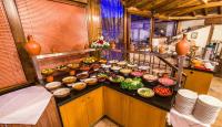 een buffet met veel verschillende soorten eten bij Ascension Cave Suites - Special Class in Goreme