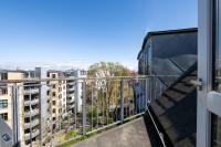 Balkón nebo terasa v ubytování Bright 3BR Apartment with Balcony and Amazing Lake View