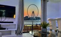 TV a/nebo společenská místnost v ubytování Jbr beach walk 2 bedrooms front sea