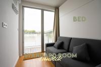 A bed or beds in a room at Sundeck botel - party boat