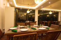 Un restaurant u otro lugar para comer en Colour Moon Hotel