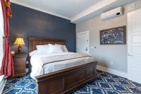 1 dormitorio con 1 cama y alfombra azul en Hotel St Cloud, en Canon City