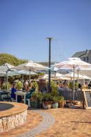 Φωτογραφία από το άλμπουμ του Hermanus Waterfront Boho Studio Apartment, Whale Coast Hideaway σε Hermanus