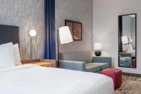 Home2 Suites By Hilton Houston Downtown Convention Centerにあるベッド