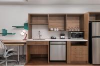 Home2 Suites By Hilton Houston Downtown Convention Centerにあるキッチンまたは簡易キッチン