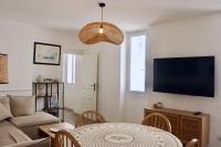 Telewizja i/lub zestaw kina domowego w obiekcie FERSEN Superb Mediterranean style apartment in heart of Old Antibes
